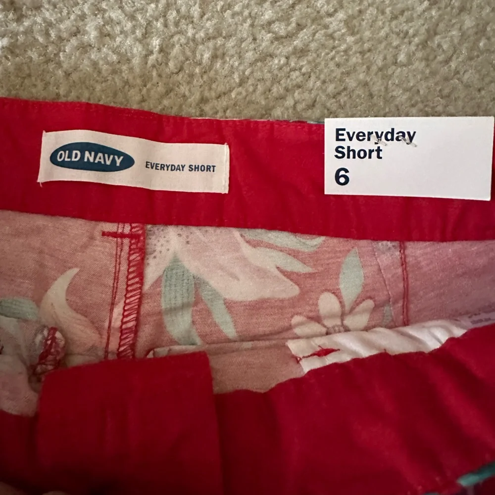 Old Navy floral shorts NWT - Picture 2 of 6